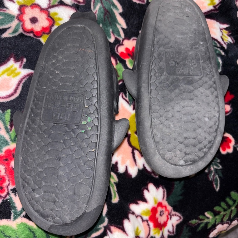 Kids Size 11/12 Black Shark Slippers Shoes Unisex Slip-On Sandals Slides Clogs - Picture 9 of 9